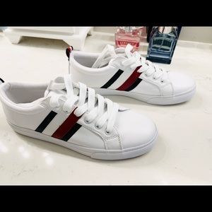 Women’s white Tommy Hilfiger original shoes size 7.5
